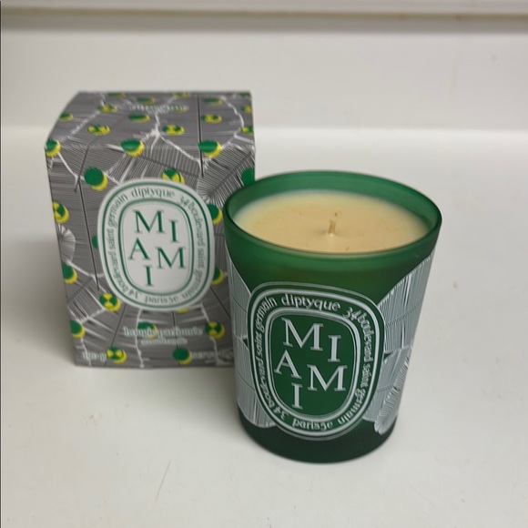 Diptyque Miami Scented Candle - Picture 2 of 6
